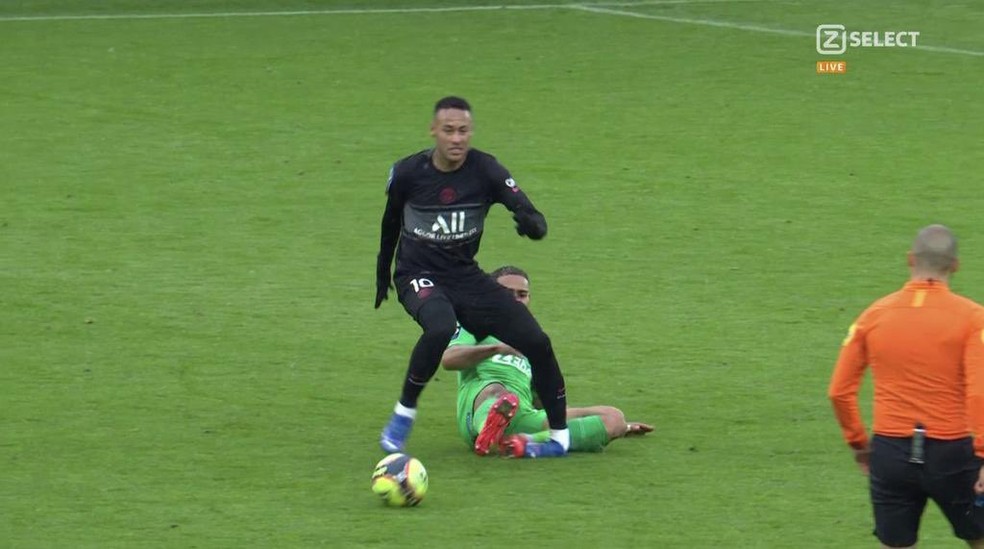 O momento da entorse no tornozelo esquerdo de Neymar em Saint-Étienne 1 x 3 PSG — Foto: Reprodução/ZSelect