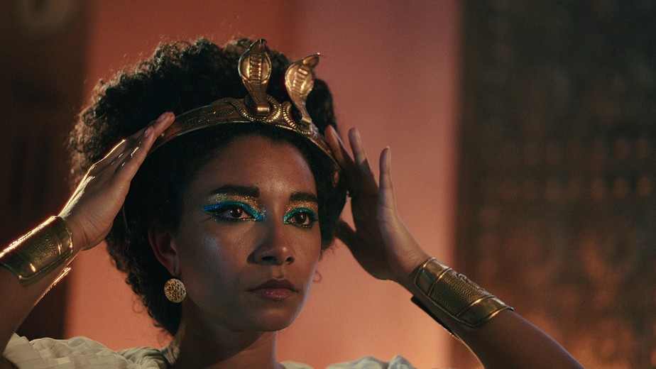 Adele James interpreta a rainha do Egito em 'Rainha Cleópatra'