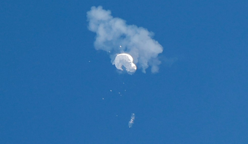 EUA derrubam suposto balão espião chinês no Oceano Atlântico neste sábado (4). — Foto: Randall Hill/Reuters