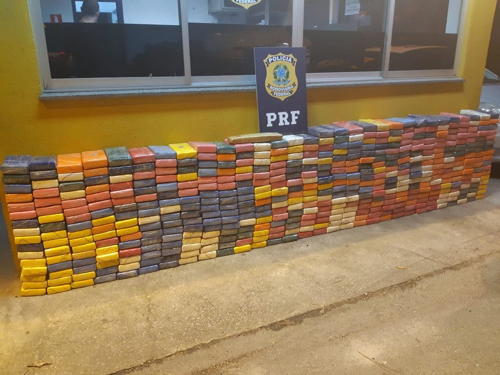 Os agentes encontraram 495 tabletes da droga, em Paranaguá — Foto: Divulgação/PRF