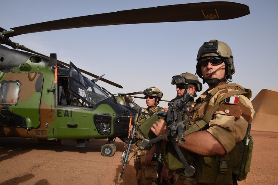 Foto de arquivo tirada em 2 de janeiro de 2015 mostra soldados franceses do destacamento da Operação Barkhane em uma base francesa fora da cidade de Gao, no Norte do Mali