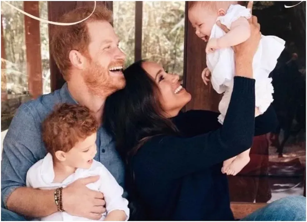 Harry, Meghan Markle e os filhos, Archie e Lilibet &mdash; Foto: Alexi Lubomirski