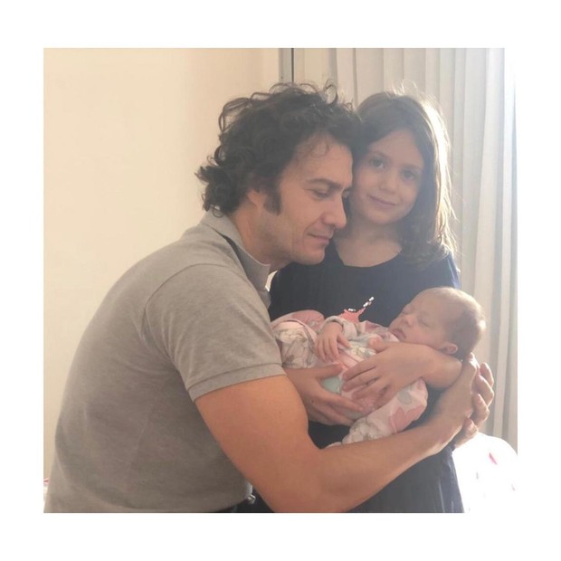 Gabriel Braga Nunes posa ao lado das filhas Maria e Valentina (Foto: Reprodução/Instagram)