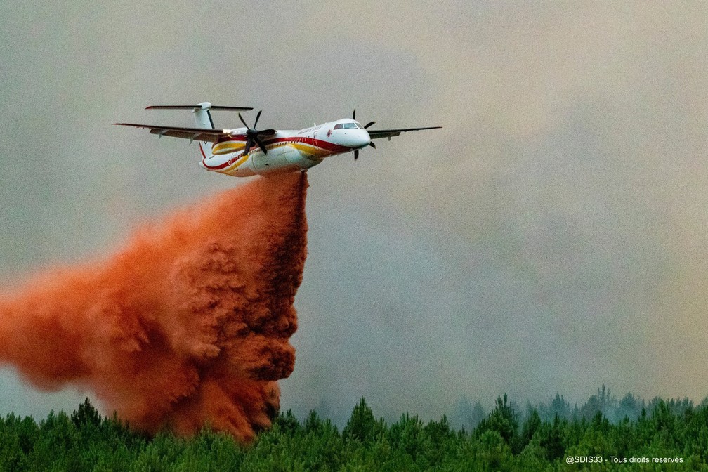 Avião combate incêndio florestal perto de Landiras, no sudoeste da França, no sábado, 16 de julho de 2022. — Foto: SDIS 33 via AP