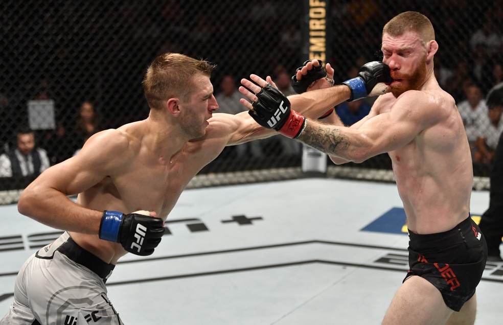 Dan Hooker acerta golpe em Paul Felder no UFC Auckland — Foto: Getty Images
