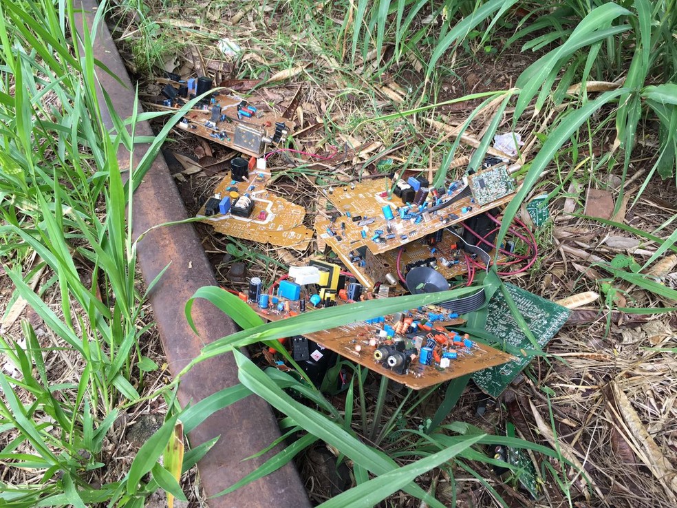 Ferrovia est&aacute; abandonada em Presidente Prudente (Foto: Wellington Roberto/G1)