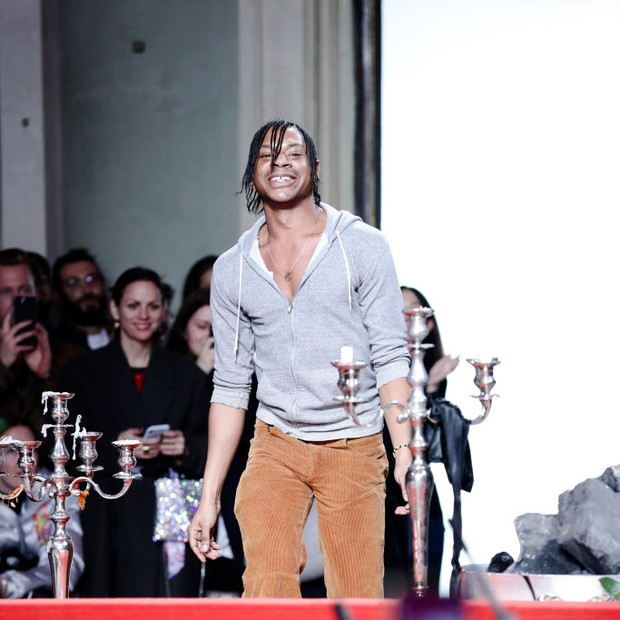 FLORENCE, ITALY - JANUARY 09: Fashion designer Telfar Clemens acknowledges the applause of the audience at Telfar fashion show during Pitti Immagine Uomo 97 at Fortezza Da Basso on January 09, 2020 in Florence, Italy. (Photo by Vittorio Zunino Celotto/Get (Foto: Getty Images)