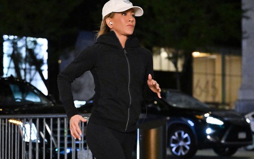 Jennifer Aniston corre por rua de Nova York para gravação de série
