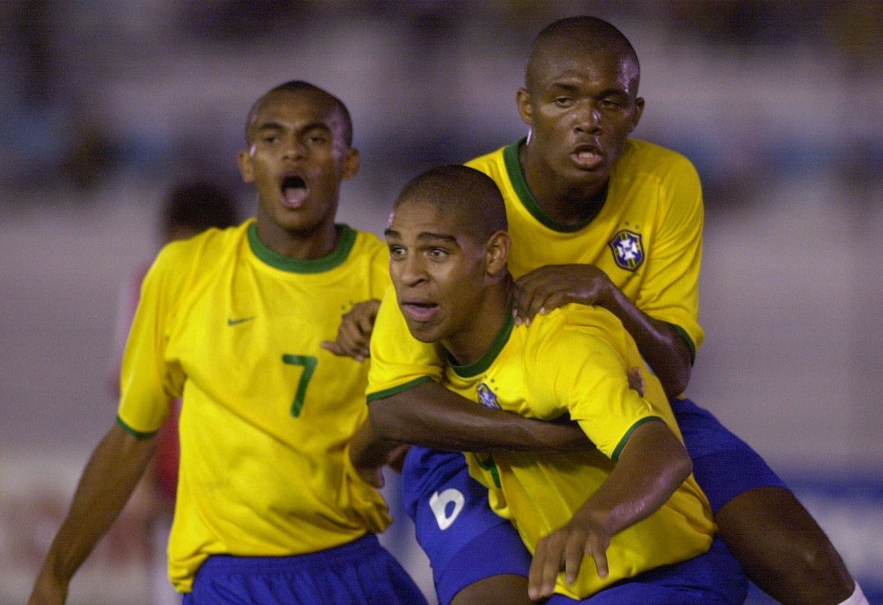 Adriano na seleção sub-20, em 2001: atacante construiu carreira na base brasileira, antes do sucesso na Europa (Foto: AP)