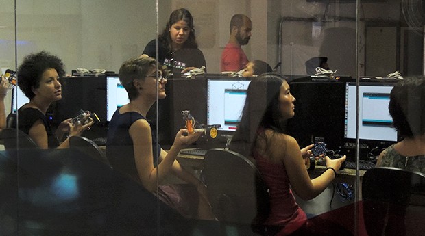 Mulheres têm aula de robótica durante a inauguração do FabLab no centro de São Paulo (Foto: Valdir Ribeiro Jr)