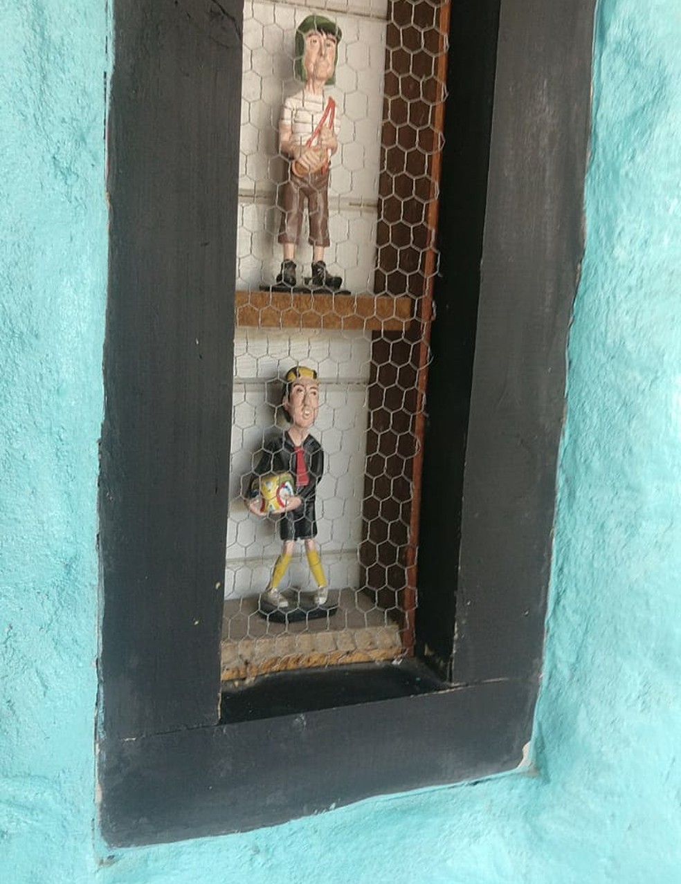 Bonecos dos personagens Chaves e Quico, que inspiraram decoração — Foto: Recanto La Ballena/Divulgação