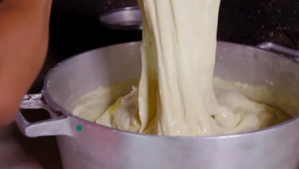 A coalhada é colocada na panela com leite e a manteiga — Foto: Reprodução/TVCA