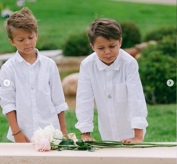 Os filhos da influenciadora norte-americana Ashley Stock no funeral da irmã de 3 anos, vítima de um câncer raro no cérebro (Foto: Instagram)