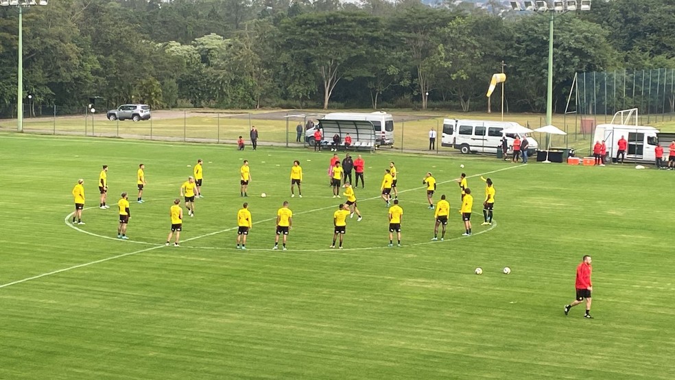 Elenco do Flamengo participa de roda de bobinho em Atibaia — Foto: Julia Guimarães