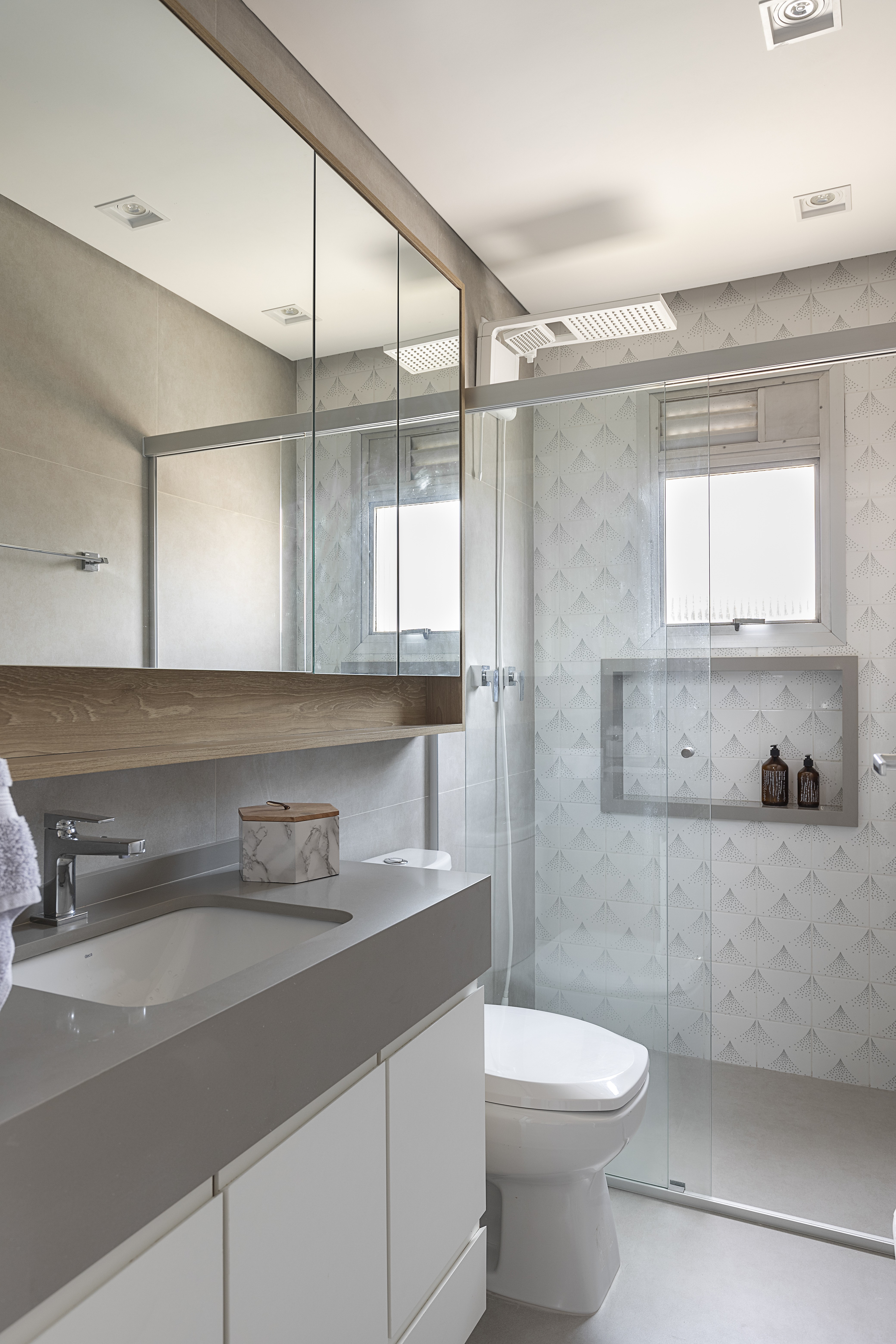 O banheiro ganhou o mesmo revestimento utilizado na cozinha, em referência ao Monte Fuji  (Foto: Rafael Renzo / Divulgação)