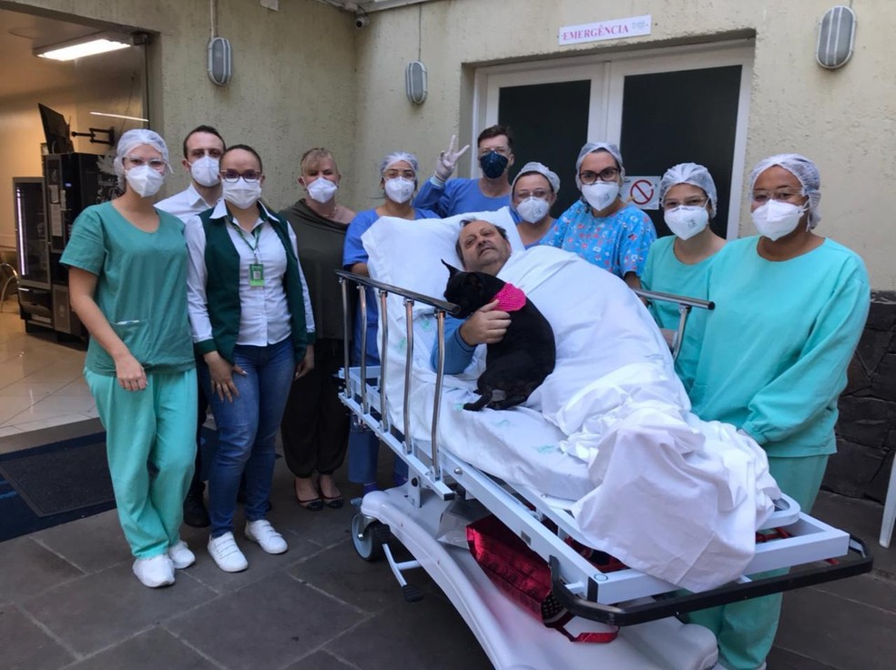 Hospital autorizou presença da cachorrinha, dentro de protocolos de segurança — Foto: Arquivo pessoal