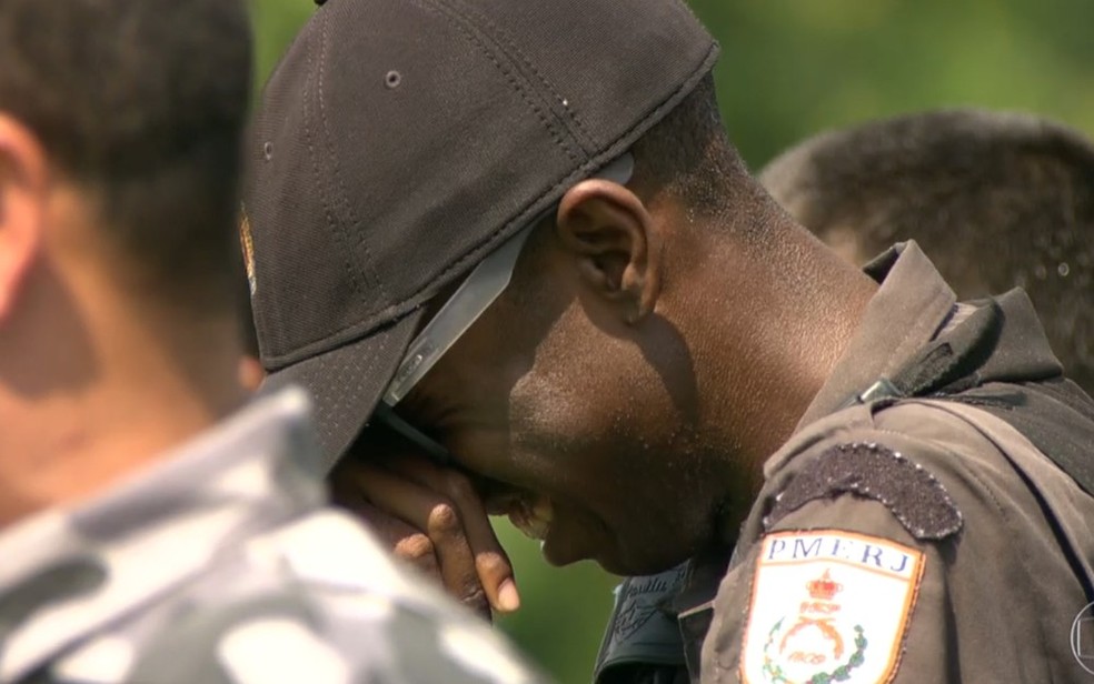 Agente chora durante enterro do sargento Artur Fernando Riberio Moura, morto no dia 27 em Copacabana (Foto: Reprodução/TV Globo)