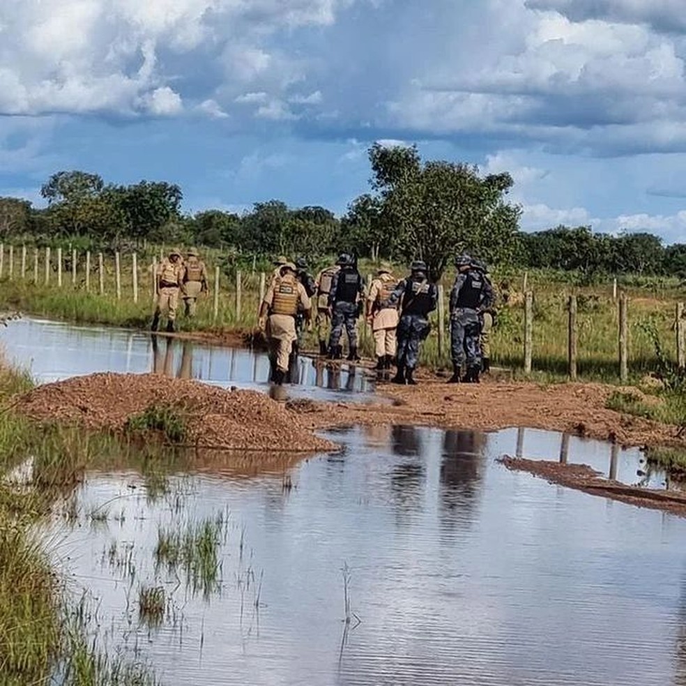 Policiais fazendo buscas por criminosos na zona rural — Foto: PM-TO/Divulgação