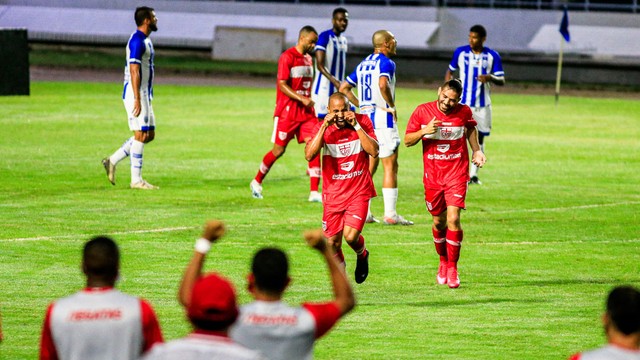 Reginaldo provoca na comemoração do gol contra o CSA