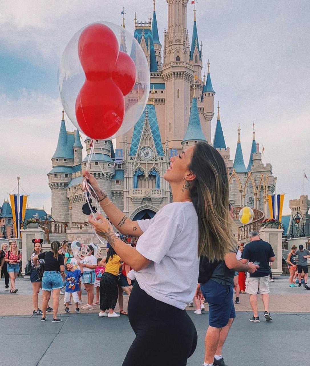 Gabi Brandt exibe barriguinha em viagem à Disney  (Foto: Reprodução/ Instagram )