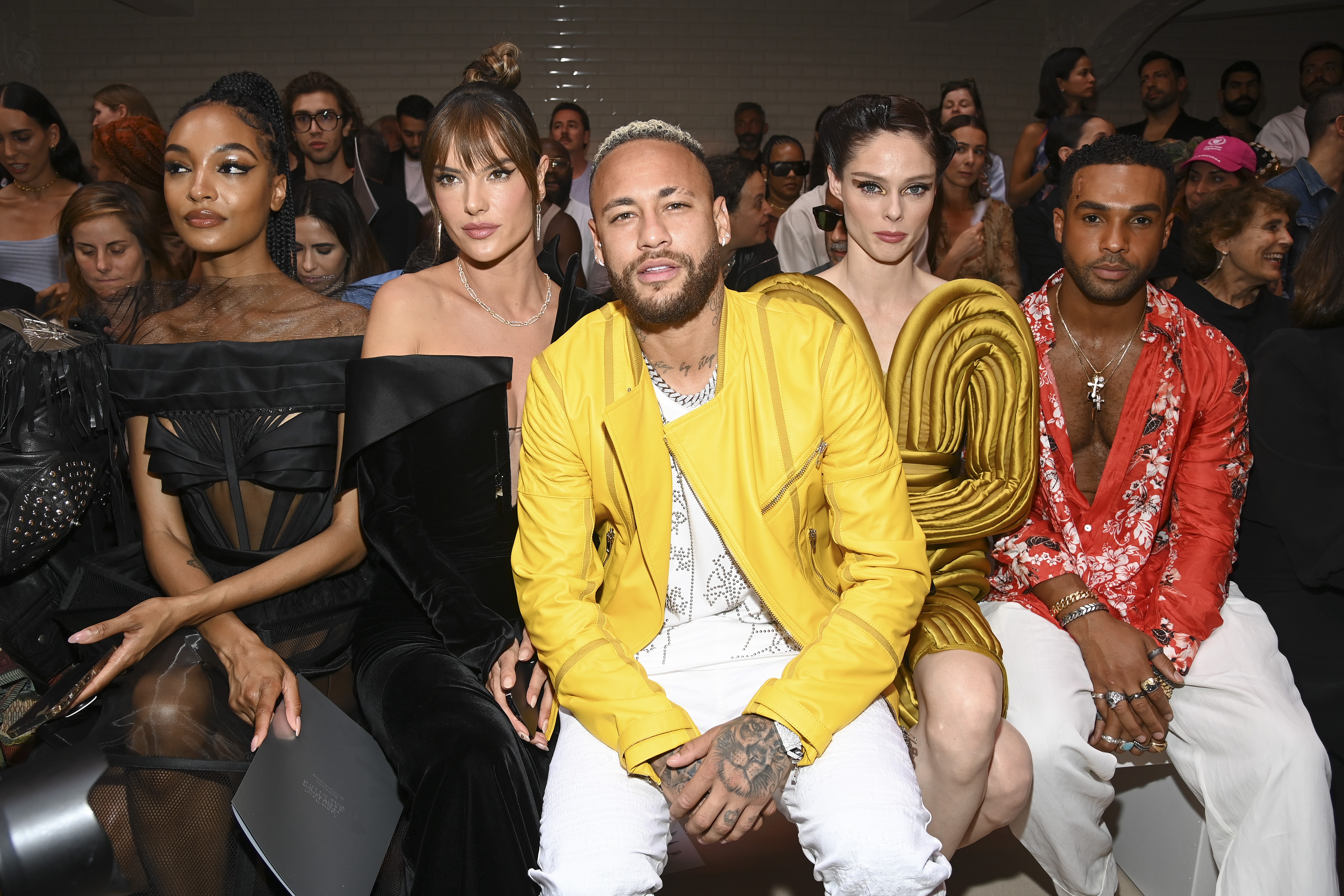 PARIS, FRANCE - JULY 06: (EDITORIAL USE ONLY - For Non-Editorial use please seek approval from Fashion House) (L-R) Jourdan Dunn, Alessandra Ambrosio, Neymar, Coco Rocha and Lucien attend the Jean-Paul Gaultier Haute Couture Fall Winter 2022 2023 show as  (Foto: Getty Images)