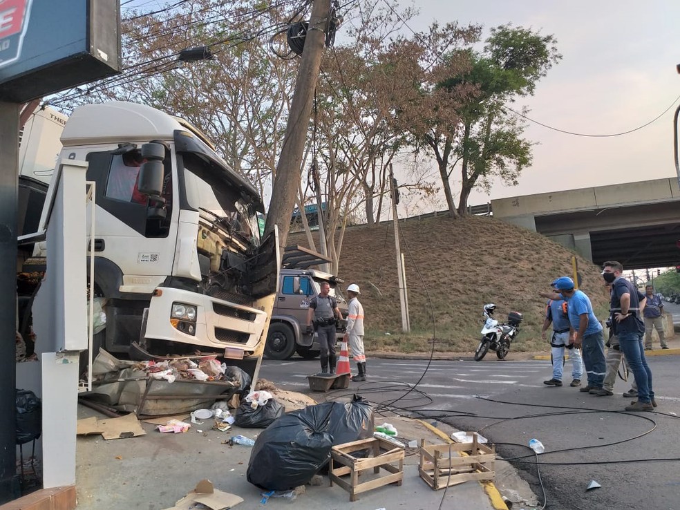Caminhão perdeu o freio e bateu em poste na Avenida Joaquim Constantino — Foto: Heloise Hamada/G1