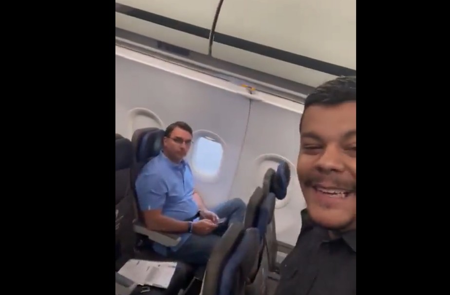 Flávio é hostilizado em avião