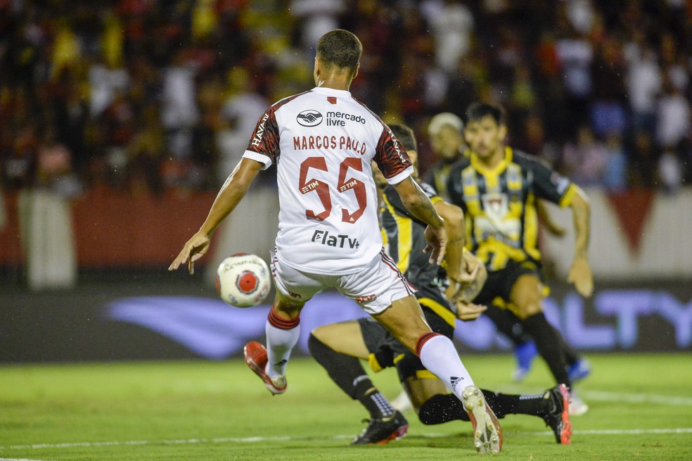 Lateral-esquerdo Marcos Paulo se destacou pelo Flamengo, mas tem forte concorrência no profissional — Foto: Marcelo Cortes/Flamengo