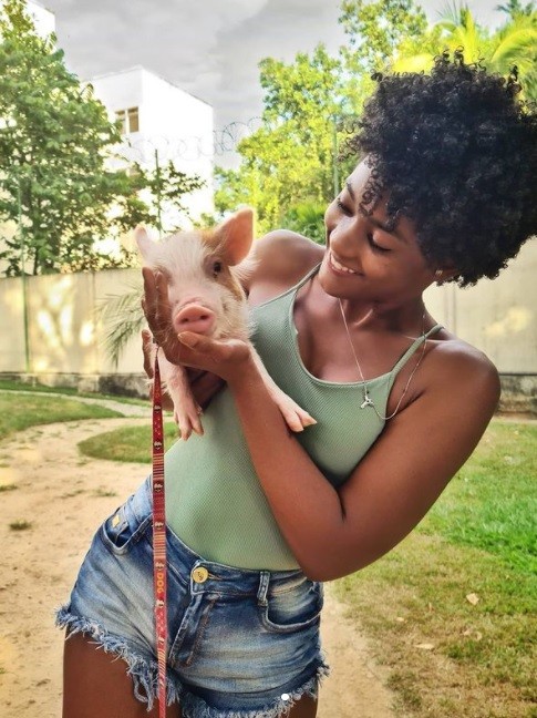 Erika Januza e a porquinha Francisca (Foto: Reprodução Instagram)