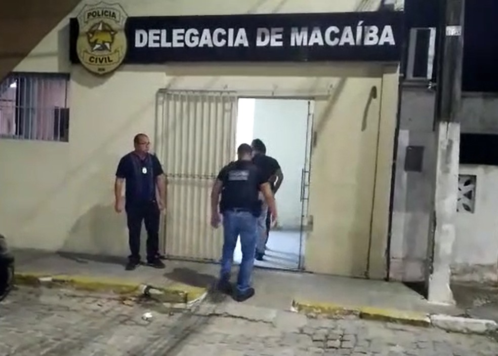 Homem foi detido e levado à Delegacia de Macaíba, município onde ocorreram os crimes — Foto: Reprodução