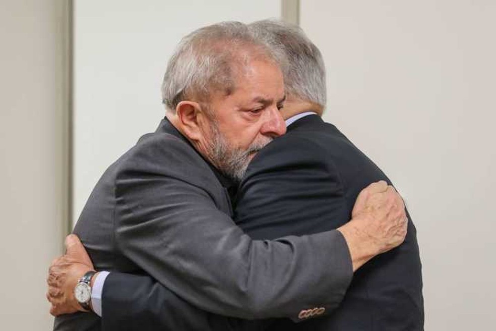 Encontro entre Lula e Fernando Henrique Cardoso em 2017, ocasião do falecimento da ex-primeira dama, Marisa Letícia. — Foto: Ricardo Stuckert/Instituto Lula