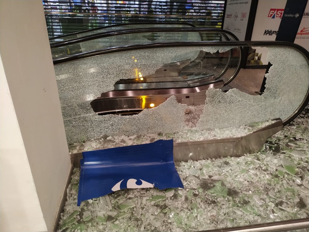 Escada rolante de shopping onde fica Carrefour ficou destruída após manifestação nesta sexta-feira (20) em SP — Foto: Divulgação