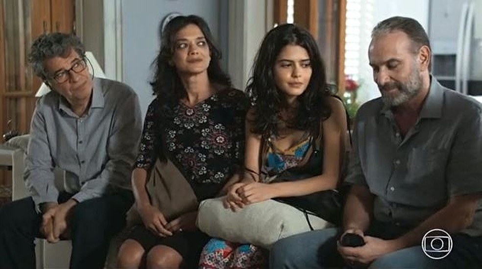 Família de Laila fica constrangida ao chegar na casa de prima Rania — Foto: TV GLOBO