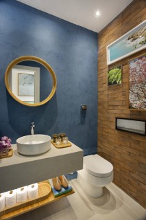 O lavabo, assinado por Tiana Meggiolaro e Bia Mayrinck, foi pensado para ser um ambiente especial, que transporta o cliente para o conforto e o cuidado de seu próprio lar