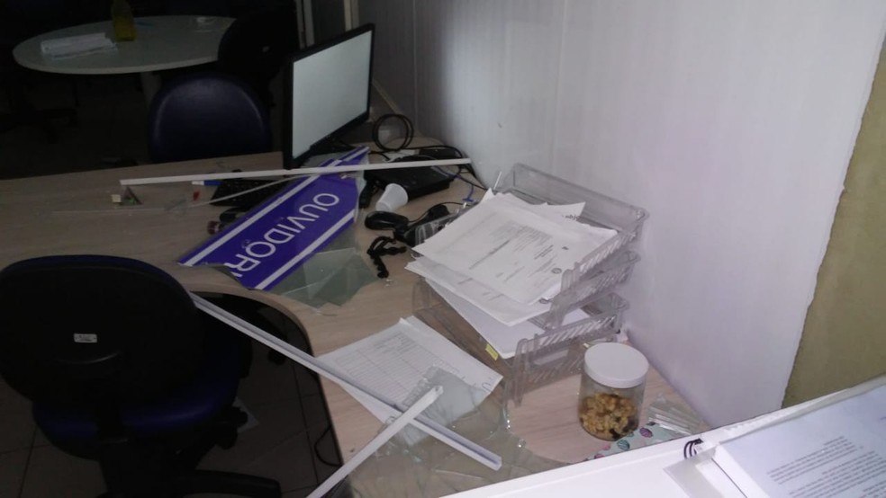 Sala da ouvidoria também foi revirada na reitoria da UFPB, em João Pessoa — Foto: Antônio Vieira/TV Cabo Branco