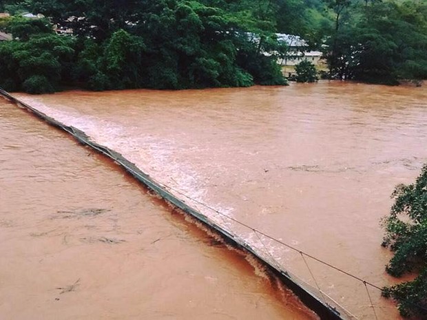 Ponte de Arame na cidade de Ferros foi levada pela chuva (Foto: Assessoria da Prefeitura de Ferros)