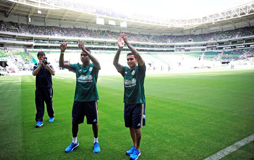 Dudu foi apresentado na arena do Palmeiras ao lado de Kelvin, hoje no Vasco &mdash; Foto: Marcos Ribolli