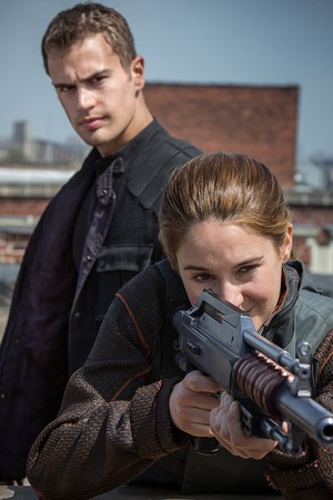 Theo James e Shailene Woodley em 'Divergente' (Foto: Divulgação)