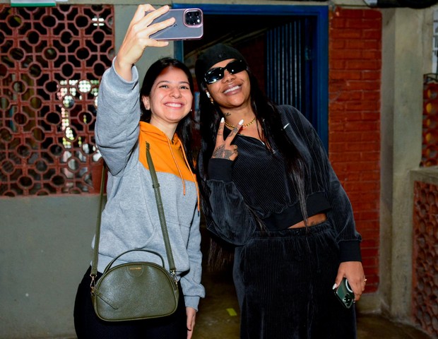 Ludmilla posa com fã (Foto: Webert Belicio  - Agnews )