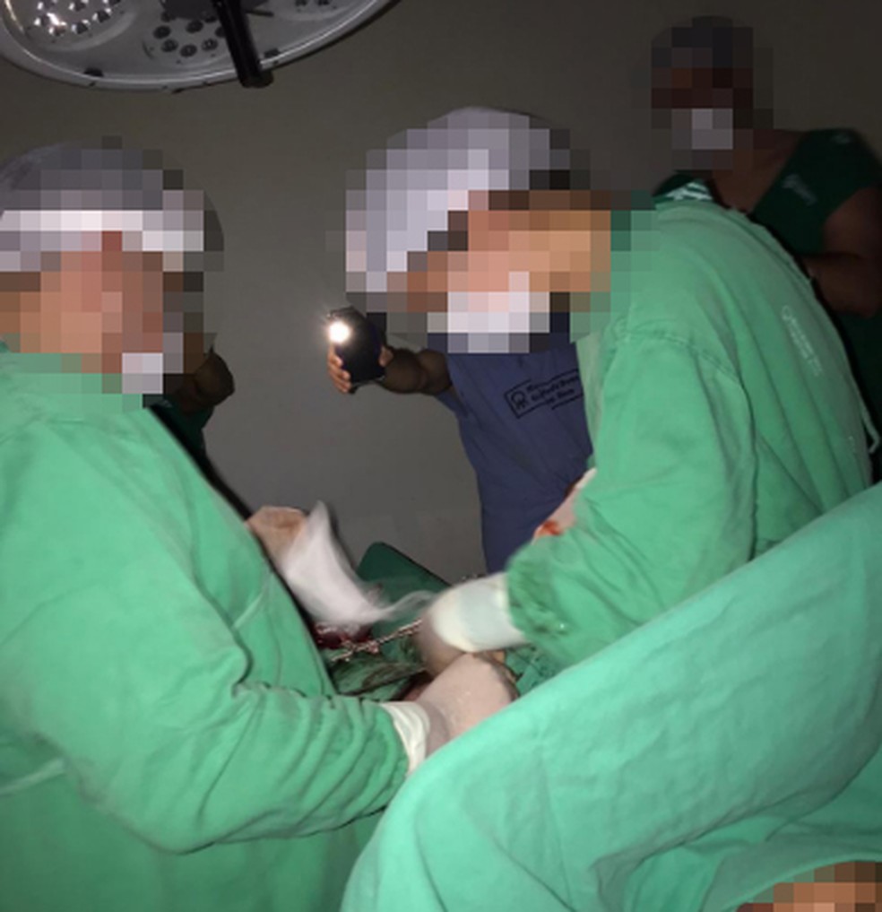 Médicos fazem cirurgia com auxílio de celulares durante apagão em maternidade de Teresina — Foto: Reprodução/Redes sociais