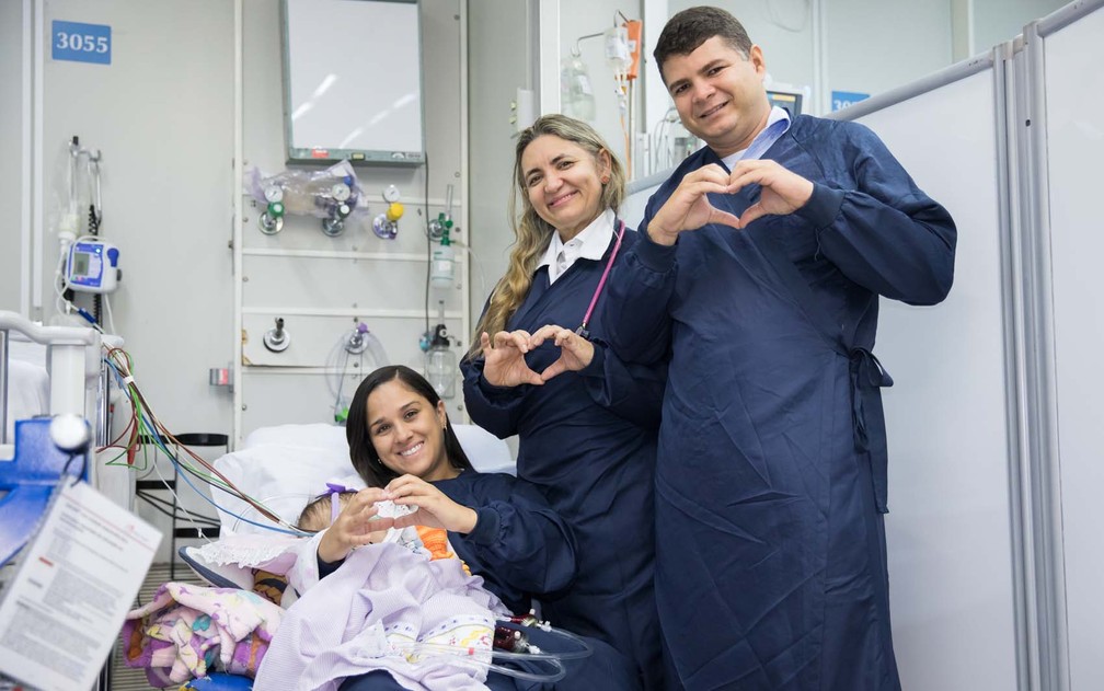 Lorena, seus pais e a médica Filomena Galas, da UTI do Incor (Foto: Celso Tavares/G1)