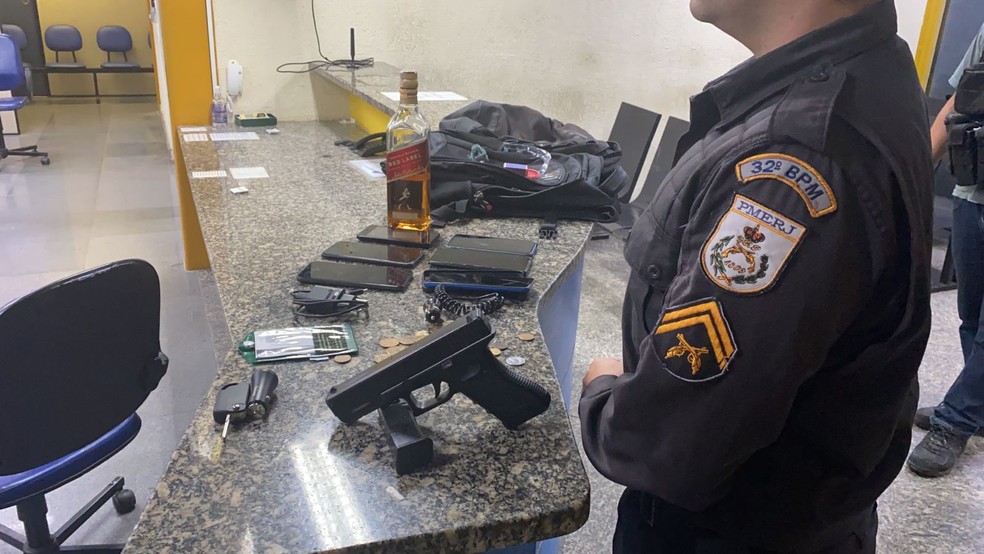 Celulares, réplica de arma e outros pertences foram encontrados com suspeitos em Macaé, no RJ — Foto: Divulgação/PM