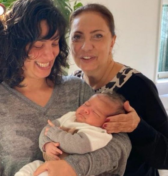 Eliane Giardini com a filha, Mariana, e o neto, Joaquim  (Foto: Reprodução / Instagram )
