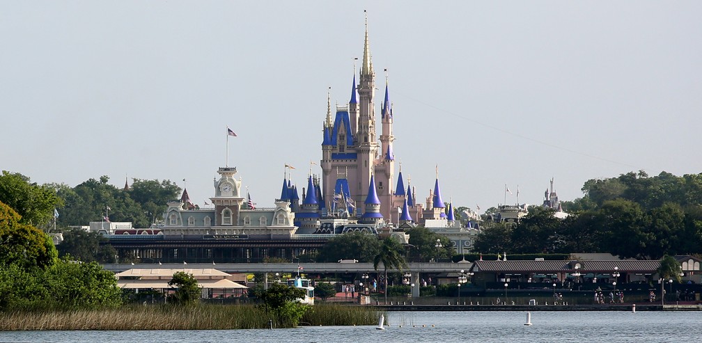 Parque da Disney em Orlando reabre com castelo da Cinderella reformado após meses fechado devido à pandemia — Foto: Gregg Newton/AFP