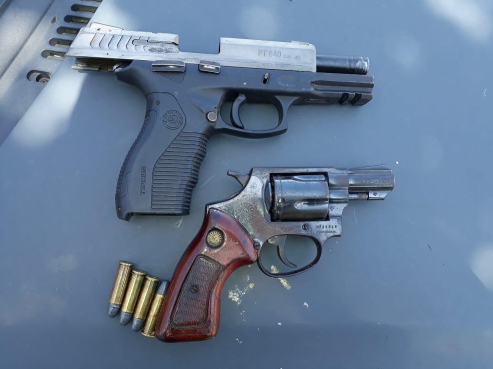 Armas foram apreendidos com suspeitos de crime, em Serra Dourada  — Foto: Divulgação/ PMES 