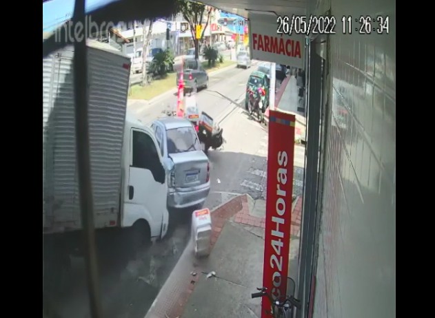 Vídeo: carreta bate em caminhão e atinge motos e carro em engavetamento no ES