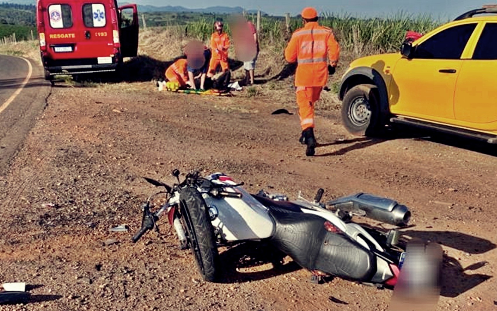Motociclista é arremessada e fica em estado grave após batida com caminhonete entre Alfenas e Serrania, MG