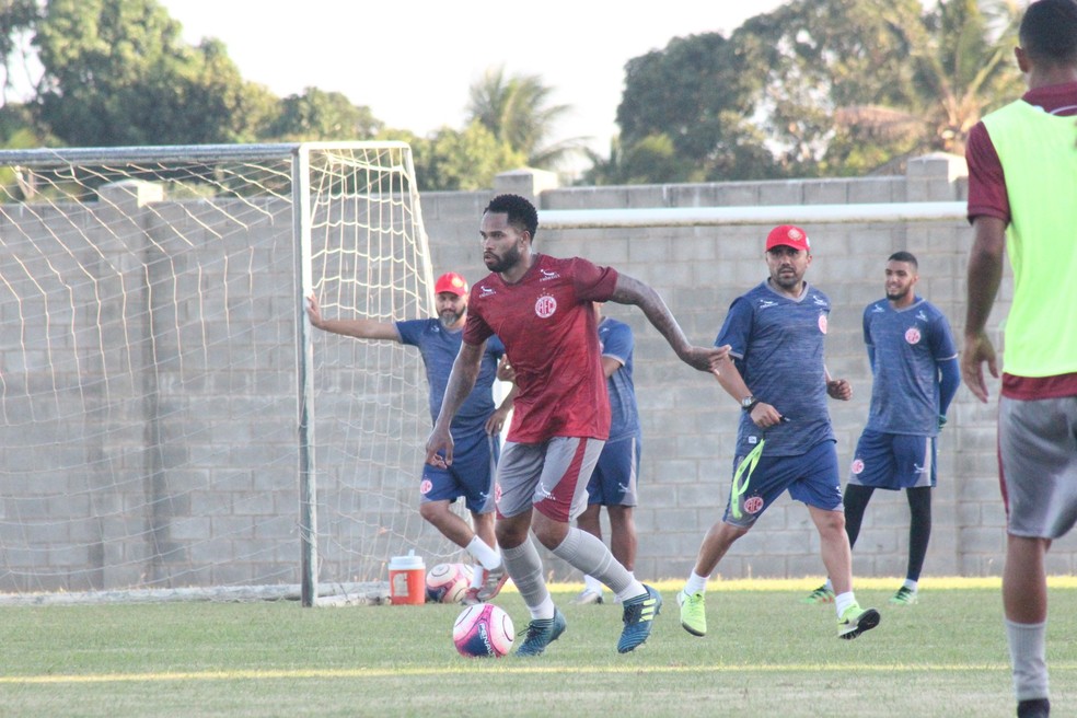 Maurício tem treinado entre os titulares — Foto: Canindé Pereira/América FC