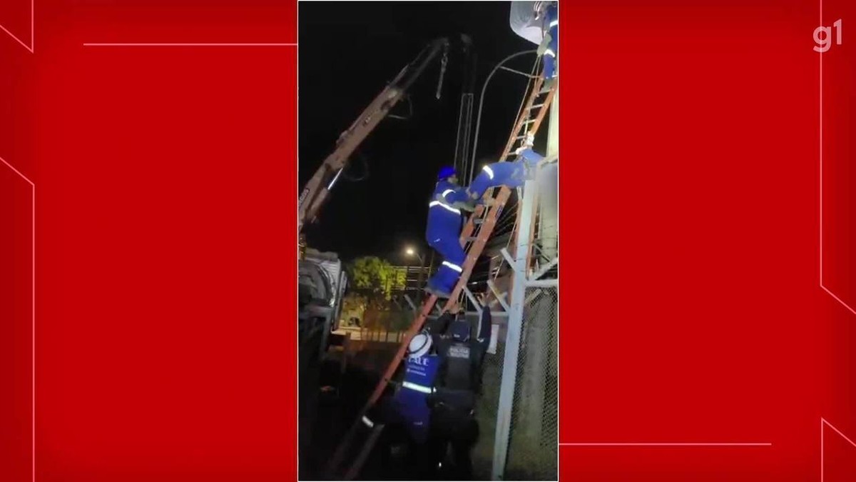 VÍdeo Homem Fica Pendurado Em Poste Após Descarga Elétrica No Df Distrito Federal G1 