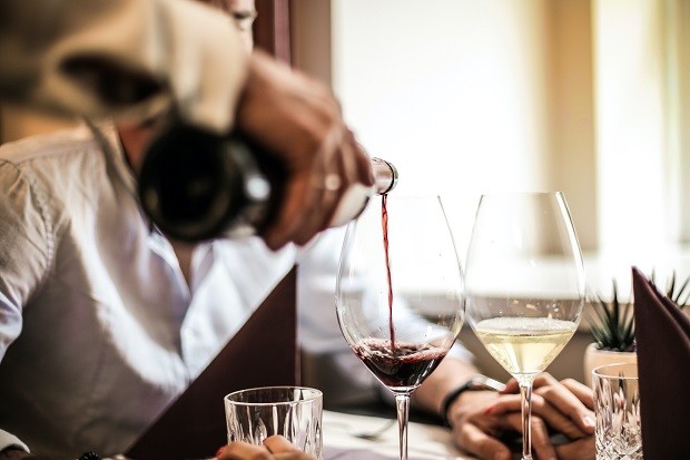 Restaurante; vinho; garçom (Foto: Andrea Piacquadio / Pexels)